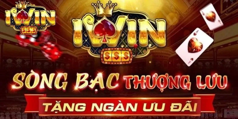 Tay vợt tennis đang giao bóng trên sân đất nện